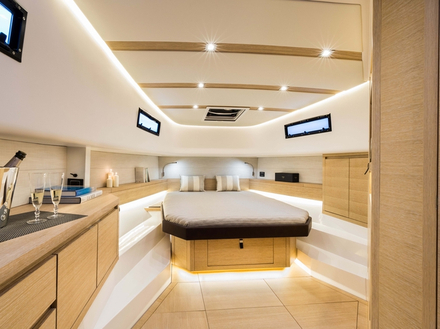 La cabine avant avec son island bed est très spacieuse et lumineuse. Les rangements sont assez nombreux pour pouvoir passer quelques jours à bords par beau temps. Nautisme Article