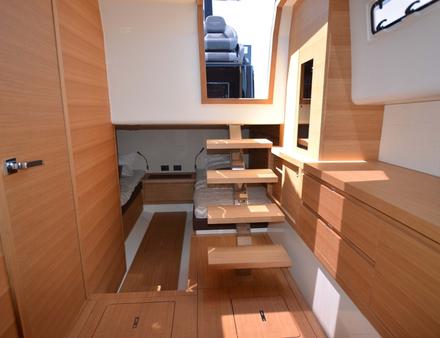 La cabine arrière ouverte, peut être fermée par une cloison en option. Elle peut accueillir des adultes, mais dans cette configuration elle donne du volume. Nautisme Article
