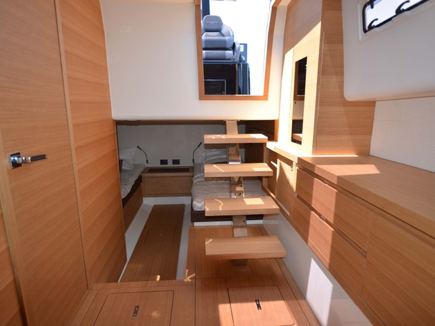 La cabine arrière ouverte, peut être fermée par une cloison en option. Elle peut accueillir des adultes, mais dans cette configuration elle donne du volume. Nautisme Article