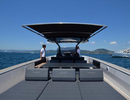Le bimini escamotable s'enroule électriquement et les vérins se rétractent dans leur tube. Il permet de naviguer jusqu'à 23 noeuds déplié. C'est aussi la vitesse de confort du bateau. Nautisme Article