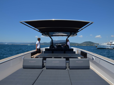 Le bimini escamotable s'enroule électriquement et les vérins se rétractent dans leur tube. Il permet de naviguer jusqu'à 23 noeuds déplié. C'est aussi la vitesse de confort du bateau. Nautisme Article