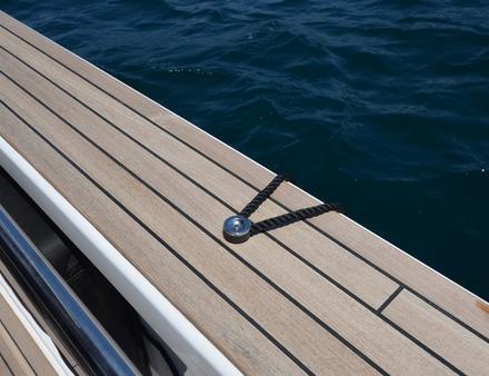 La largeur les hiloires recouvertes de teck est très sécurisante pour embarquer along side. Les boutons clips des pare-battages évitent de faire des noeuds. Nautisme Article