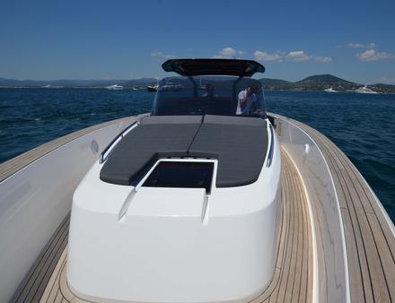 Les passavants sont très rassurants pour se déplacer vers l'avant du bateau. Ce concept fait recette depuis quinze ans. Nautisme Article