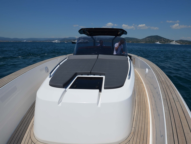 Les passavants sont très rassurants pour se déplacer vers l'avant du bateau. Ce concept fait recette depuis quinze ans. Nautisme Article