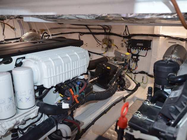 La salle des machines est très spacieuse et laisse un grand espace pour intervenir. On distingue ici l'arbre qui permet d'avancer les moteurs en conservant les IPS à la poupe. Nautisme Article