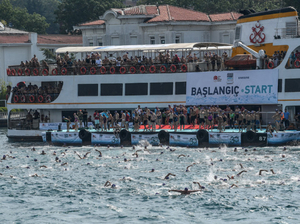 A Istanbul, 2 400 nageurs franchissent le Bosphore à la nage