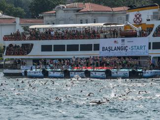 A Istanbul, 2 400 nageurs franchissent le...