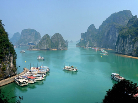 S'offrir une croisière de deux ou trois jours à bord d'une jonque, bateau traditionnel asiatique, est un véritable must pour quiconque visite la baie d'Ha Long. S'offrir une croisière de deux ou trois jours à bord d'une jonque, bateau traditionnel asiatique, est un véritable must pour quiconque visite la baie d'Ha Long.