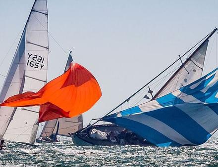 La flotte composée de cinquante yachts classiques cette année a connu une semaine de courses techniquement difficiles mais dans des conditions parfaites dans le Solent ! Nautisme Article