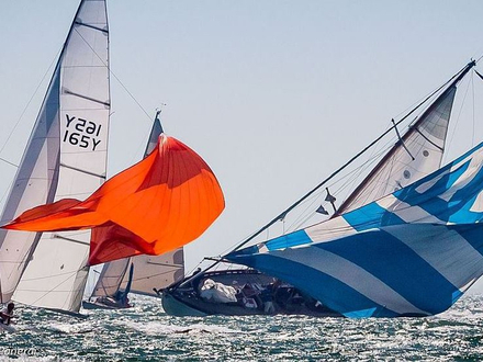 La flotte composée de cinquante yachts classiques cette année a connu une semaine de courses techniquement difficiles mais dans des conditions parfaites dans le Solent ! Nautisme Article