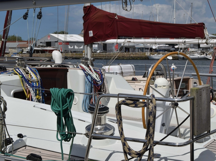 Tout l'accastillage mobile lorsqu'il n'est pas en mouvement, a tendance à se gripper. Dans un premier temps, rincez-les abondamment à l'eau douce et manoeuvrez-les sous tension.