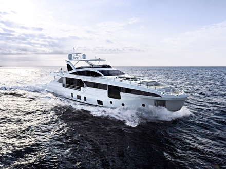Le Grande 32 METRI d'Azimut Yachts. Le Grande 32 METRI d'Azimut Yachts.
