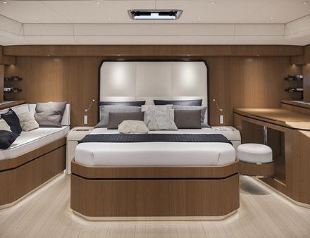 Plusieurs configurations d'aménagement sont possibles : trois ou quatre cabines. Dans le premier cas, la cabine propriétaire avec un grand lit double se trouve à l'arrière du bateau et dans l'autre, à l'avant. Nautisme Article