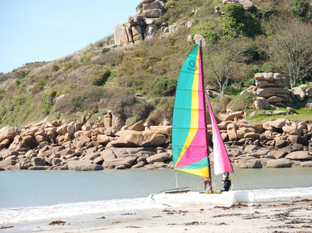 Apprendre à naviguer s'apparente à un jeu, même pour les novices. On prend plaisir à manoeuvrer et régler un bateau, à sentir ses réactions et à l'optimiser dit-on dans le jargon marin. Apprendre à naviguer s'apparente à un jeu, même pour les novices. On prend plaisir à manoeuvrer et régler un bateau, à sentir ses réactions et à l'optimiser dit-on dans le jargon marin.