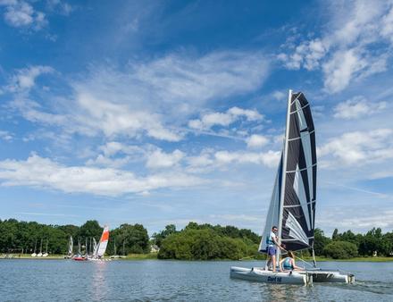 La voile est un moyen idéal pour se rapprocher de la nature. On est en contact permanent avec la faune, la flore et les éléments. Nautisme Article