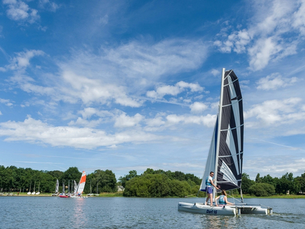 La voile est un moyen idéal pour se rapprocher de la nature. On est en contact permanent avec la faune, la flore et les éléments. Nautisme Article