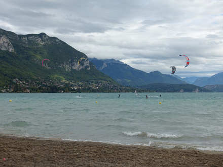 Kitesurf sur le lac d'Annecy.