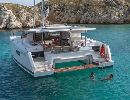 Le large cockpit permet de naviguer en toute sérénité et avec une grande visibilité, tout en profitant d'une plancha intégrée et du Beach Club (en option), avec une passerelle intégrée dans la ligne. Nautisme Article