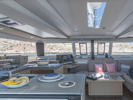 A l'intérieur, le salon séduit par ses larges vitrages sur 360° offrant une grande luminosité. La cuisine en forme de U communique directement avec le cockpit via une large baie. Nautisme Article