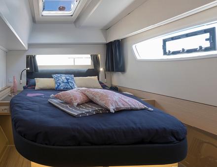 L'Astréa 42 est disponible en 2 versions : Maestro, avec une suite privée avec salle de bain et 2 cabines privées avec salle de bain, et la version Quatuor avec 4 cabines doubles et 4 salles de bains. Nautisme Article