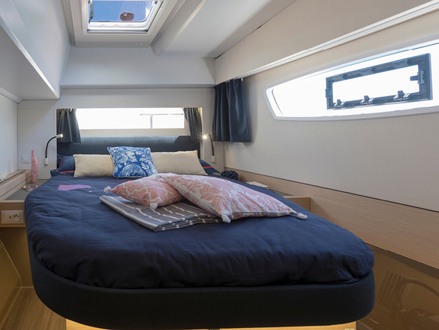 L'Astréa 42 est disponible en 2 versions : Maestro, avec une suite privée avec salle de bain et 2 cabines privées avec salle de bain, et la version Quatuor avec 4 cabines doubles et 4 salles de bains. Nautisme Article