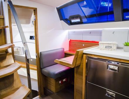 La table à carte est bien proportionnée derrière la cuisine. Derrière les façades des équipés se cachent les doubles commandes manuelles électriques. Nautisme Article