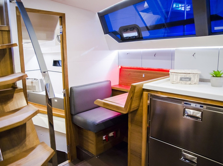 La table à carte est bien proportionnée derrière la cuisine. Derrière les façades des équipés se cachent les doubles commandes manuelles électriques. La table à carte est bien proportionnée derrière la cuisine. Derrière les façades des équipés se cachent les doubles commandes manuelles électriques.