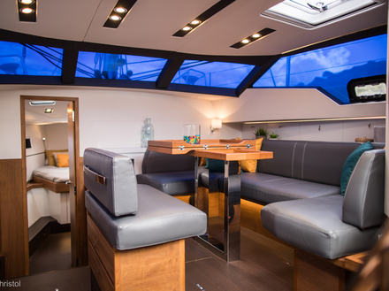 Le salon de pont procure une vue panoramique à l'abri des regards avec les vitrages teintés. Les assises sont inconfortables et méritent une rectification. Le salon de pont procure une vue panoramique à l'abri des regards avec les vitrages teintés. Les assises sont inconfortables et méritent une rectification.