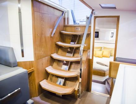 Le design élaboré par Isabelle Racoupeau comporte des pièces remarquables, comme cette descente en teck et inox. Nautisme Article
