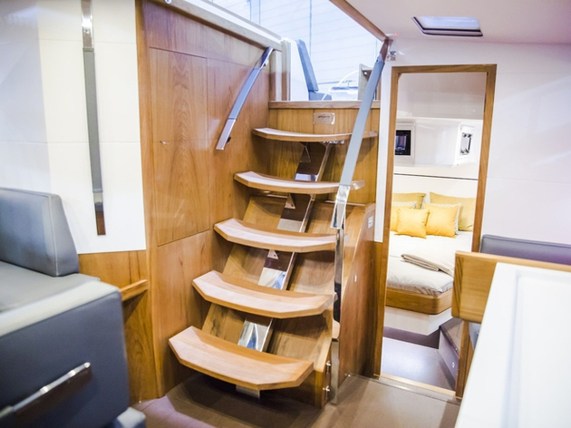 Le design élaboré par Isabelle Racoupeau comporte des pièces remarquables, comme cette descente en teck et inox. Nautisme Article