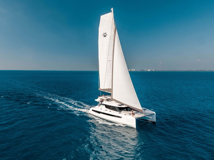 Le 50 affiche une silhouette beaucoup plus élégante et sportive, en rupture totale avec les anciennes générations, grâce à la casquette de roof comme posée sur les vitrages latéraux teintés. Le 50 affiche une silhouette beaucoup plus élégante et sportive, en rupture totale avec les anciennes générations, grâce à la casquette de roof comme posée sur les vitrages latéraux teintés.