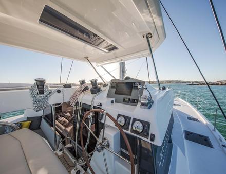 En prenant la barre, la timonerie extérieure est très bien agencée et les retours de manoeuvres très limpides autorisent une navigation soliste à ce poste. Nautisme Article