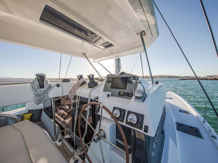 En prenant la barre, la timonerie extérieure est très bien agencée et les retours de manoeuvres très limpides autorisent une navigation soliste à ce poste. En prenant la barre, la timonerie extérieure est très bien agencée et les retours de manoeuvres très limpides autorisent une navigation soliste à ce poste.