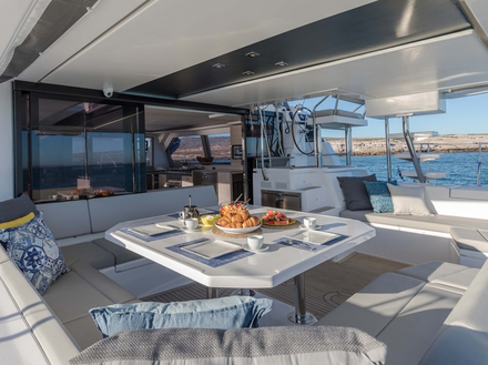 La caractéristique remarquable des Leopard est, bien sûr, la porte donnant directement sur le cockpit avant. Avec le cockpit arrière et le fly, cela fait trois zones de vie extérieures. La caractéristique remarquable des Leopard est, bien sûr, la porte donnant directement sur le cockpit avant. Avec le cockpit arrière et le fly, cela fait trois zones de vie extérieures.