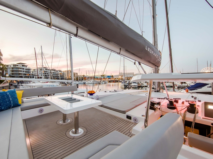 Le Leopard 50 reprend toutes les qualités développées par la marque depuis deux décennies avec en prime un look enfin très élégant. Il devient très attrayant pour les purs propriétaires. Le Leopard 50 reprend toutes les qualités développées par la marque depuis deux décennies avec en prime un look enfin très élégant. Il devient très attrayant pour les purs propriétaires.