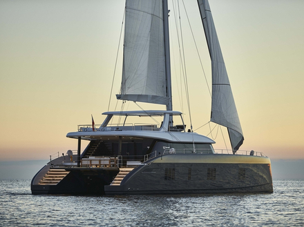 Ce Sunreef 80 nommé 7X dispose de quatre luxueuses cabines y compris une vaste suite armateur. Ce Sunreef 80 nommé 7X dispose de quatre luxueuses cabines y compris une vaste suite armateur.