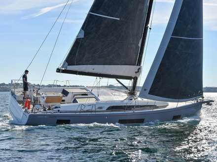 Sur un plan signé Finot-Conq, l'Oceanis 46.1 adopte la carène à redan du 51.1. Point majeur de l'évolution de la gamme, la forme élargie du tiers avant de la coque libère de grands volumes intérieurs.