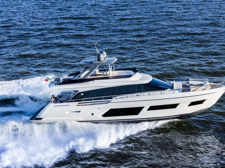 Le Ferretti Yachts 670 a été imaginé par Filippo Salvetti pour la partie extérieure. Parmi ses points forts, une ligne élégante, des volumes intérieurs spacieux et un immense flybridge d'une surface de 25m2. Le Ferretti Yachts 670 a été imaginé par Filippo Salvetti pour la partie extérieure. Parmi ses points forts, une ligne élégante, des volumes intérieurs spacieux et un immense flybridge d'une surface de 25m2.