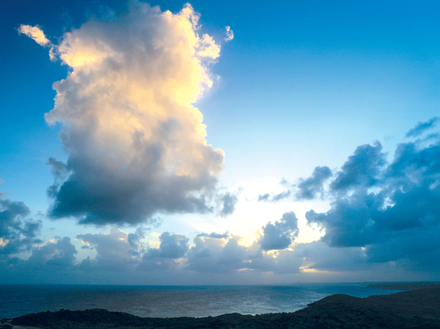 L'Hivernage, l'été en métropole, est moins engageant. L'alizé abandonne souvent les Antilles, les nuages se développent considérablement jusqu'à devenir des cumulonimbus agressifs.