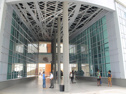 La visite évoque aussi bien la genèse de la traite des noirs, le commerce triangulaire, les conditions de vie insoutenables des esclaves, l'abolition et les ségrégations modernes. La visite évoque aussi bien la genèse de la traite des noirs, le commerce triangulaire, les conditions de vie insoutenables des esclaves, l'abolition et les ségrégations modernes.