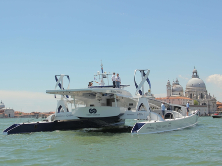 Le catamaran a parcouru plus de 1100 milles nautiques autour de la péninsule italienne réalisant 3 escales et des passages dans le détroit de Messine et à Capri. Le catamaran a parcouru plus de 1100 milles nautiques autour de la péninsule italienne réalisant 3 escales et des passages dans le détroit de Messine et à Capri.