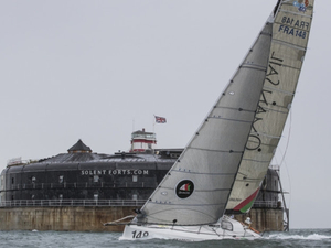 Suite à une avarie, le Class 40 Oman Sail se retire du Tour des Iles Britanniques