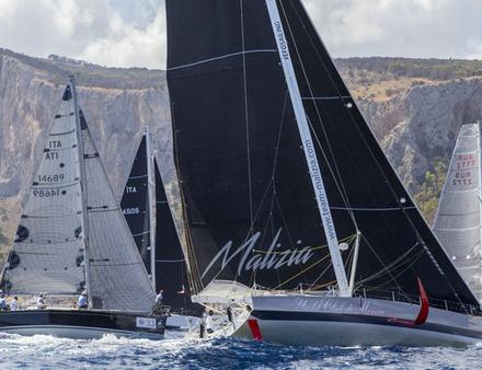Qui pour battre le record détenu depuis 2015 par le maxi de 100 pieds Esimit Europa 2 en 47 heures, 46 minutes et 48 secondes ? Nautisme Article