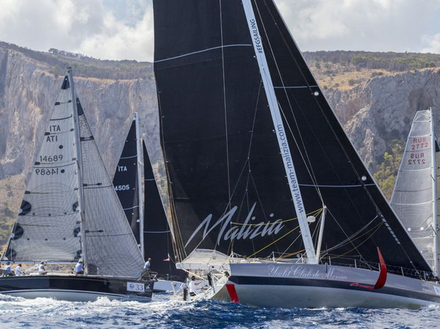 Qui pour battre le record détenu depuis 2015 par le maxi de 100 pieds Esimit Europa 2 en 47 heures, 46 minutes et 48 secondes ? Nautisme Article