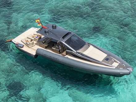 Le chantier italien présentera sa dernière création, l'Anvera 48, un semi-rigide de 14,50 mètres de long, et avec une plateforme de bain de 19 m2 ! Le chantier italien présentera sa dernière création, l'Anvera 48, un semi-rigide de 14,50 mètres de long, et avec une plateforme de bain de 19 m2 !