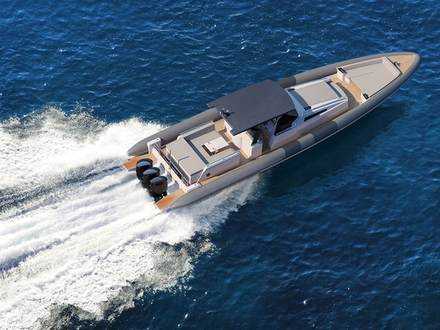 Le Chaser 500 R mesure plus de 15 mètres de long et peut atteindre jusqu'à 55 noeuds en vitesse maximale. Le Chaser 500 R mesure plus de 15 mètres de long et peut atteindre jusqu'à 55 noeuds en vitesse maximale.