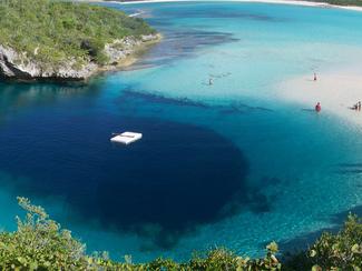 Une plongée au coeur des trous bleus
