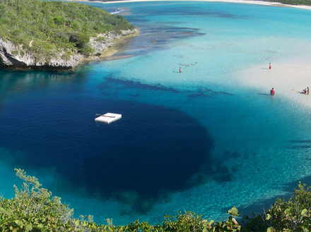 Jusqu'à peu, le record du trou bleu le plus profond était détenu par le Trou Bleu de Dean aux Bahamas, d'une profondeur de 202 m. C'est la profondeur qui le rend si bleu, accentué par la clareté des eaux alentours.