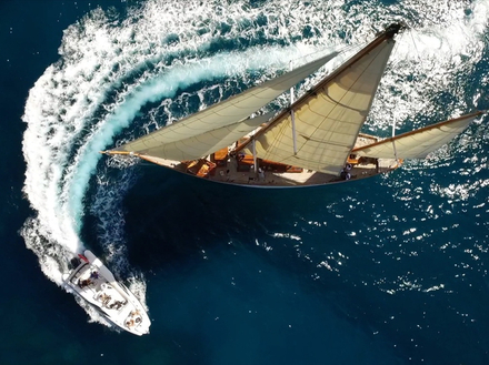 Avec son parcours entre Ajaccio et Saint-Florent (218 milles), la régate s'arrêtera dans 7 ports le long des rivages corses, pour la première fois de son histoire.