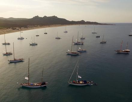 Une succession de parcours côtiers à la journée d'une vingtaine de milles conduira chaque soir les yachts vers des mouillages d'exception. Nautisme Article